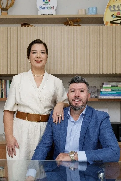 Luana e Márcio, fundadores da Escola Bambini, na sala da direção da escola