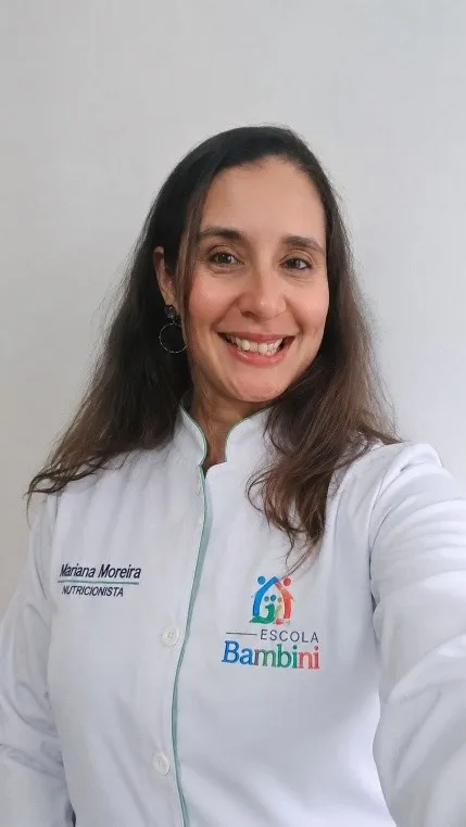 Mariana Moreira, nutricionista da Escola Bambini, com jaleco da escola